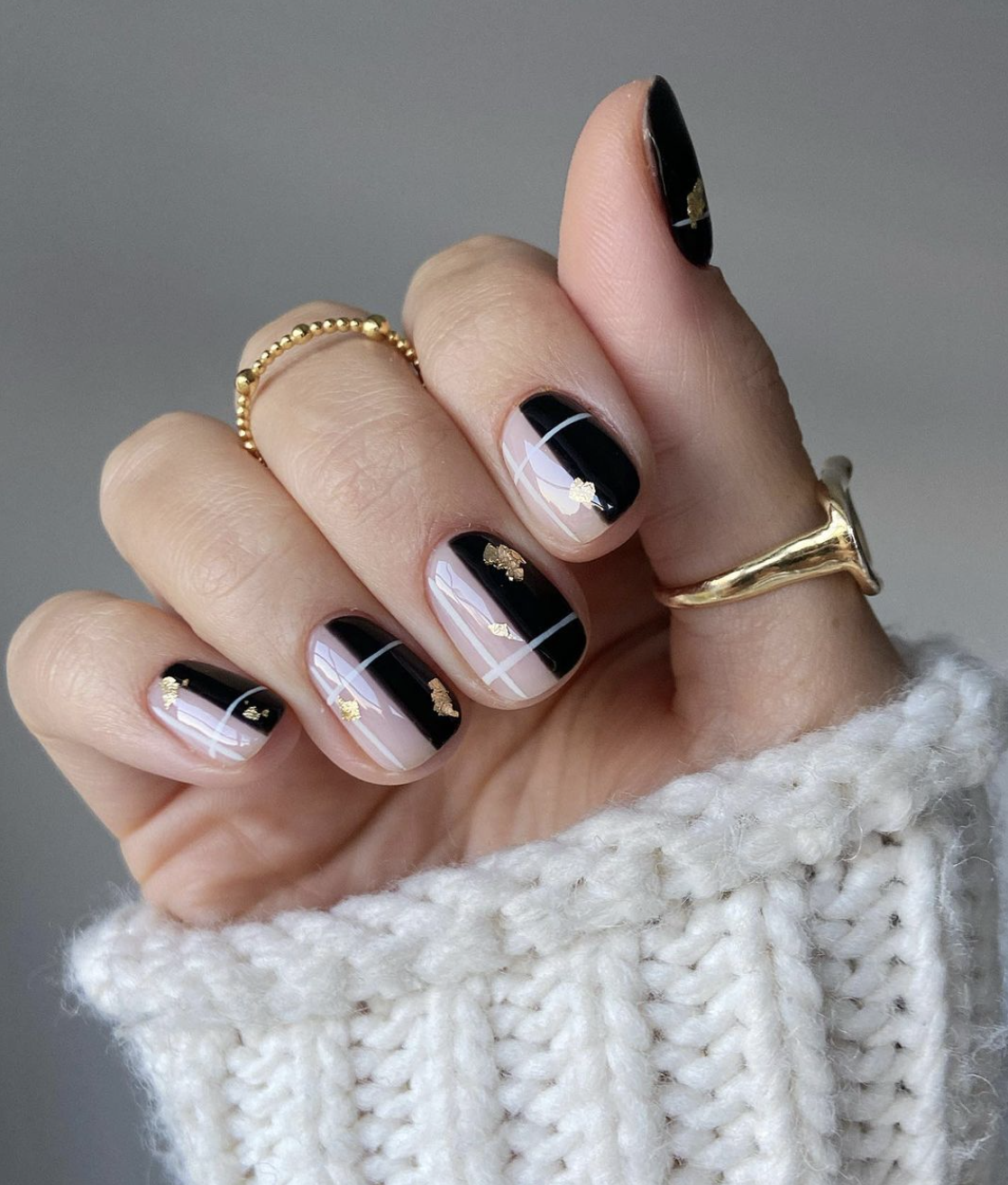 New years nail designs: dare to wear simple or sparkling nails!